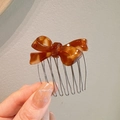 Bruine haarkam met schildpad acetaat strik en elegante metalen tanden styling - Karamel