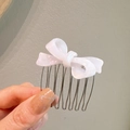 Elegante witte parelmoer acetaat haarkam met strik en gouden metalen tanden - Zeemeermin Wit