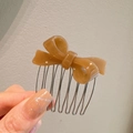 Haarkam met karamelkleurige acetaat strik en zeven zilveren metalen tanden voor vrouwen - Khaki