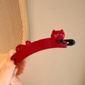 Fermaglio a banana a forma di gatto bordeaux con baffi dorati e dettagli in strass - Rosso
