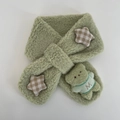 Morbida sciarpa in peluche verde chiaro per bambini con orsetto e decori a stella - Orso Verde