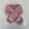 Sciarpa incrociata in peluche rosa con toppe a cuore e pompon bianchi da donna - Cuore Plaid Rosa