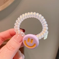 Mattierter milchweißer Spiralhaargummi mit hellviolettem Smiley-Anhänger für Damen - Lila Smiley Anhänger / Lila