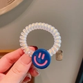 Schillerndes Spiral-Haargummi mit blauem Smiley-Anhänger und silbernem Etikett - Blau Smiley Anhänger / Blau