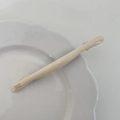 Fermaglio per capelli in acetato crema con incisione France Handmade su piatto bianco - Bianco Crema
