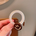 Braunes Spiral-Haargummi mit Smiley-Anhänger und eleganter Perlenoberfläche - Kaffee Smiley Anhänger / Braun