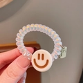 Mattierter transparenter Spiralhaargummi mit cremefarbenem Smiley und Metallanhänger - Cremeweiß Smiley Anhänger / Gebrochenes Weiß