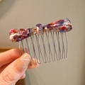 Vista manuale di un pettine per capelli con fiocco in acetato leopardato e denti in metallo - Viola Floreale