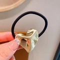 Elastico per capelli nero con ciondolo a forma di cuore in metallo dorato lucido - Oro Cuore