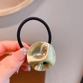 Elastico per capelli nero minimalista con ciondolo circolare in metallo dorato martellato - Tondo Dorato