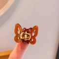 Mini amberkleurige vlinder haarklem van acetaat voor pony en zijdelingse styling - 2-Koffie