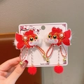 Paio di fermagli per capelli a forma di pesce ricamati rossi con perle e nappe di Capodanno - Pesce Rosso Con Faccia Grande E Pompon