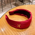 Diadema ancha de terciopelo rojo oscuro con un detalle de lazo de metal dorado - Rojo