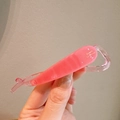 Fermaglio a banana rosa traslucido con scritta dorata tenuto in mano per misura - Stile Rosa Traslucido (X1591) / Rosa