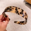Cerchietto in acetato tartarugato con finitura lucida e motivo beige dallo stile vintage - Leopardo Chiaro