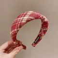 Handgemaakte haarband met rode ruitjes van warme wollen stof voor een herfstachtige look - Rode Ruit
