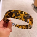 Cerchietto largo in acetato tartarugato da donna con finitura lucida ed elegante - Stampa Leopardata Scura