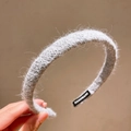 Graues handgefertigtes Strickstirnband mit weicher, flauschiger Textur für Damen im Herbst - Off-White