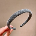 Dunkelgraues Plüsch-Strickstirnband mit handgefertigtem Etikett und weicher Textur - Dunkelgrau
