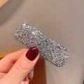 Handgehaltene Ansicht einer modischen silbernen Strass-Haarklammer mit funkelndem Finish - Silberne Quadratische Clip