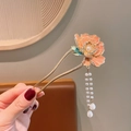 Spilla per capelli con rosa rosa pesca, nappe di perle bianche e strass lucidi - Forcina Floreale