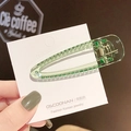 Pince à cheveux crocodile vert clair givré sur carte de présentation pour femmes - Petit Vert