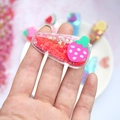 Fermaglio per capelli con glitter liquidi, cuori rossi e fragola nella mano - Fragola