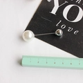 Spilla a bastone minimalista in argento con perla bianca e sfera metallica 4,5 cm - Argento Grande
