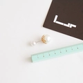 Spilla elegante stile coreano con due perle bianche di diverse dimensioni in oro - Stile Fiore (11)