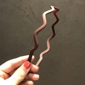 Cerchietto ondulato marrone con denti antiscivolo e finitura opaca per acconciatura - caffè