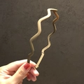 Cerchietto ondulato dorato in metallo con denti antiscivolo e finitura opaca - Cachi