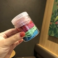 Pot met kleurrijke elastische haarelastiekjes in verschillende felle tinten voor meisjes - Roze Rood Roos Groen Blauw (Korte Pot Dun Style)