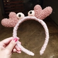 Dettaglio di una fascia rosa in peluche con occhi di cartone animato e cuoricini - Stile Granchio-Pasta di Fagioli