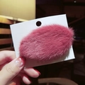 Fermaglio per capelli in pelliccia sintetica rosa scuro su cartoncino bianco - Rosso