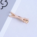 Pinza para el pelo en forma de X minimalista en acabado metálico oro rosa - Color Piel