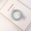 Hellblaues mattes Spiralhaargummi Telefonkabel-Stil auf minimalistischem Grund - Himmelblau