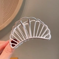 Minimalistische matte zilveren metalen haarklem in de vorm van een holle schelp - 6-Zilverwit Schelp Clip