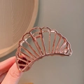 Minimalistische roségouden metalen haarklem met waaierontwerp en een rode parel decor - 9-Roségoud Schelp Clip