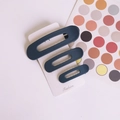Set di tre fermagli per capelli blu navy opaco in varie dimensioni su cartoncino - Blu