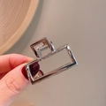 Minimalistische zilveren rechthoekige metalen haarklem vastgehouden in de hand - 26-Zilveren Kleine Rechthoekige Clip