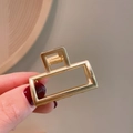 Minimalistische matgouden metalen haarklem met een geometrisch rechthoekig hol ontwerp - 27-Gouden Kleine Rechthoekige Clip