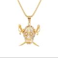 Pendentif crâne doré hip hop avec épées croisées et cristaux sur chaîne à maillons - Pendentif Seul Or