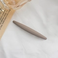 Barrette à ressort minimaliste taupe mat pour femme avec une finition couleur Morandi - Kaki