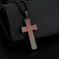 Pendentif croix noire avec texture de couture de baseball rouge sur chaîne en acier - Noir (Pendentif Uniquement)
