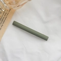 Pince à cheveux minimaliste vert foncé mat avec un design tubulaire sur fond vintage chic - Vert Moutarde