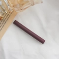 Barrette à cheveux bordeaux mat minimaliste avec un design cylindrique mince pour femmes - Rouge foncé