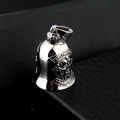Makroansicht des Saint Christopher Glockenanhängers aus Silberstahl auf schwarzem Ständer - St. Christophorus Glocke (Nur Anhänger Ohne Kette)