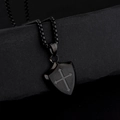 Detalle de un colgante de escudo negro vintage con cruz en una cadena de caja robusta - Colgante De Escudo Negro Solo (Sin Cadena)