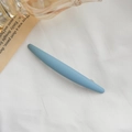 Pince à cheveux minimaliste bleu clair mate pour femmes sur fond de tissu blanc texturé - Bleu clair