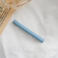 Pince à cheveux minimaliste bleu clair mat avec un design rectangulaire sur tissu blanc - Bleu clair
